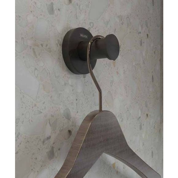 Baño moderno con plantas, un espejo redondo y accesorios