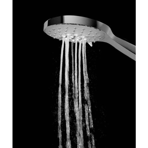 Mujer feliz por haberse bañado y con una toalla en la cabeza