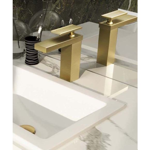 Casa lujosa de verano con vegetación en los lados, acabados claros y piedra natrual