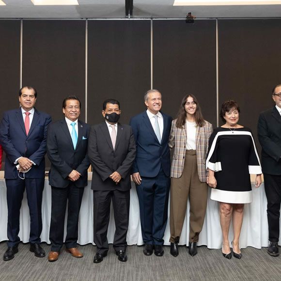 Reconocen trayectoria empresarial del Director General de Grupo Helvex
