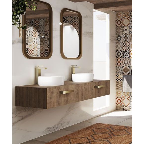 Baño lujoso estilo hacienda con colores tierra, mosaicos en los azulejos, plantas y madera.