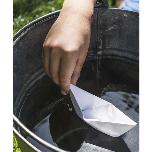 Manos juntas sosteniendo un vaso de agua por el cuidado del agua en fondo de plantas