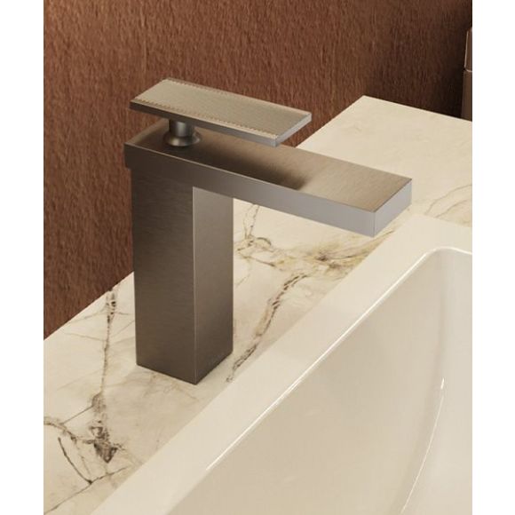 Ambiente de baño en materiales naturales con colores cálidos