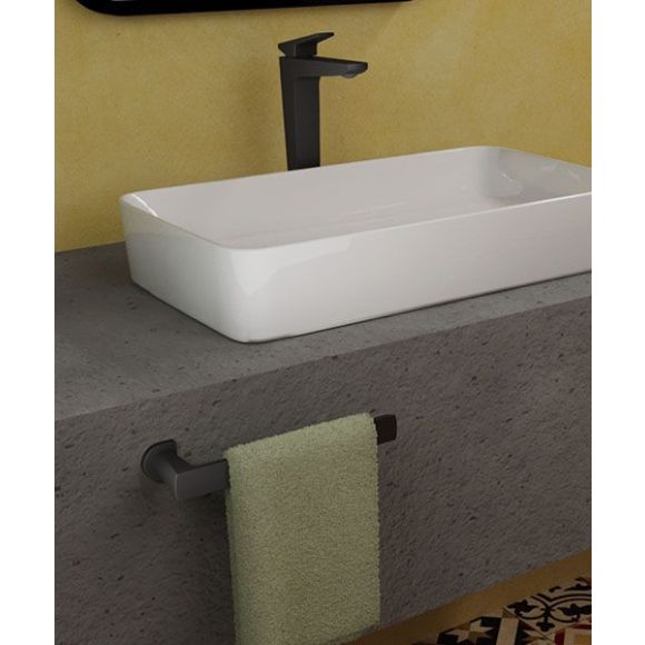 Baño moderno de hogar que mezcla lo tradicional y lo contemporáneo en colores tierrosos y cálidos.