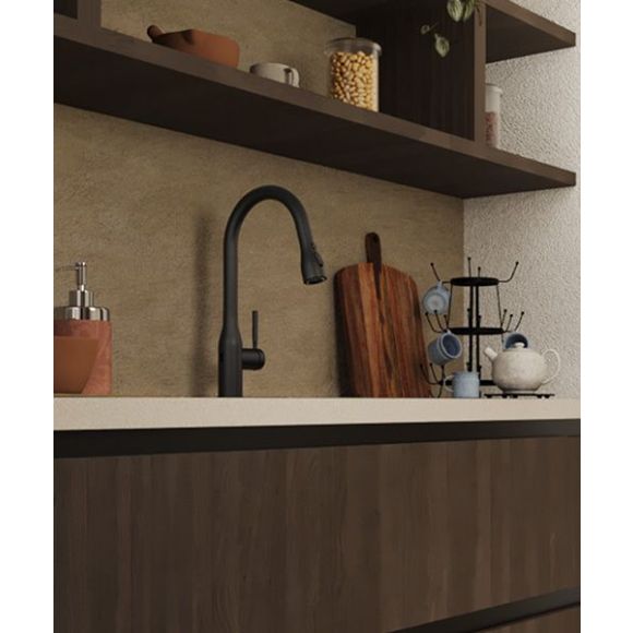 Cocina moderna decorada de forma mexicana con elementos tradicionales y en tonos sepia y arena