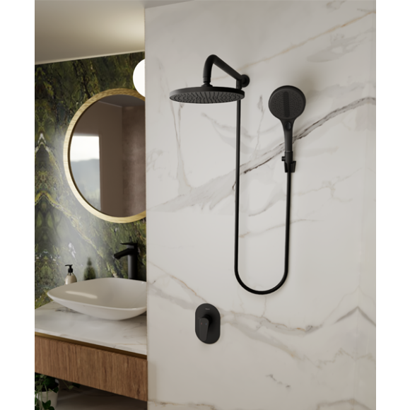 Regadera dual en acabado ébano sobre pared tipo mármol beige en baño con espejo dorado y lavabo blanco