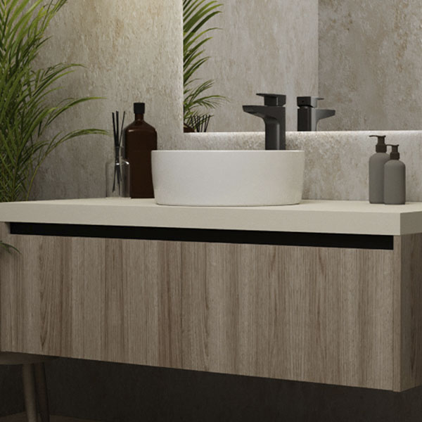 Baño con acabados naturales, piedra y muros de plantas