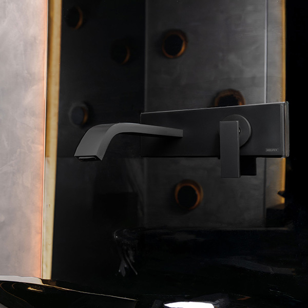 Dos espacios de la Design House, a la izquierda una grifería para fregadero de cocina color ébano y a la derecha un monomando para regadera en color titano.