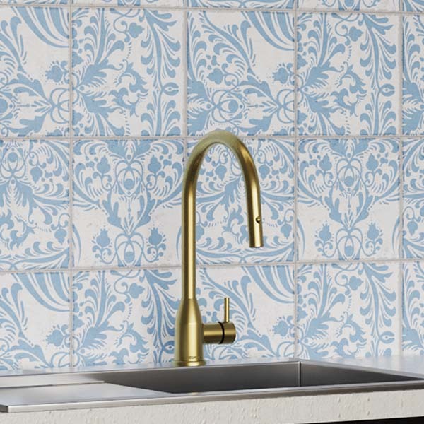 Pared de cocina moderna integral con azulejos, mueble de madera y fregadero con grifería de alta tecnología