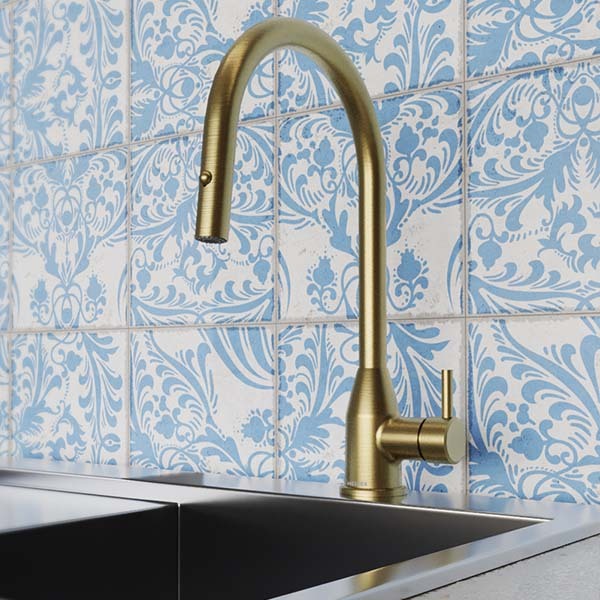 Llave monomando de fregadero dorado modelo E-314 en una cocina que mezcla lo tradicional y lo contemporáneo