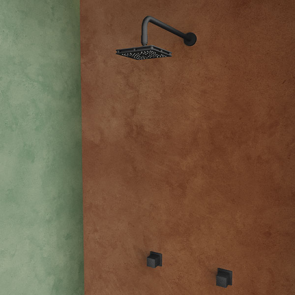 Área de regadera en color anaranjado con regadera cuadrada color negro y manerales cuadrados