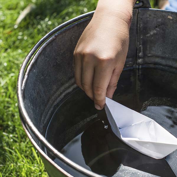 Captación de agua de lluvia en un cubetas para su reutilización y ahorro de agua